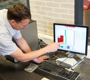 Hans geeft Hoogendoorn klant uitleg Nomad data op PC-web (9)