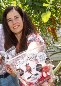 11062015 © Thierry Schut Fotografie honselersdijk, tomatoworld, Jos van Mil van Greenco en Yvonnen van Lier met het nieuwe logo van de Tommies